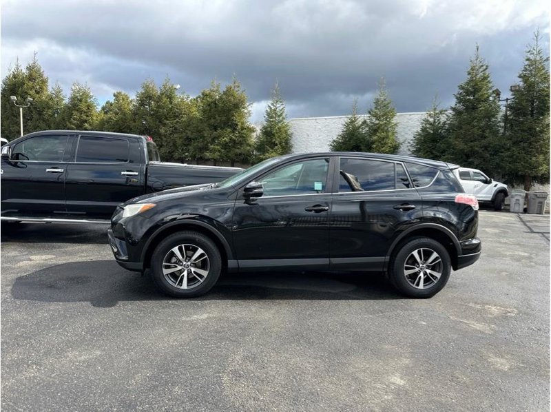 Used 2018 Toyota RAV4 XLE image 1