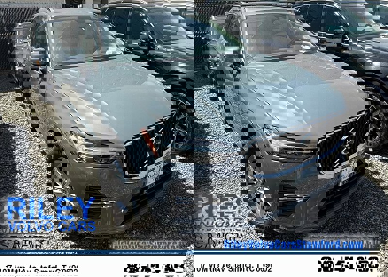 Used 2022 Volvo XC60 B5 Momentum image 1