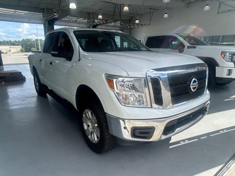 Used 2018 Nissan Titan SV w/ SV Convenience Package image 1