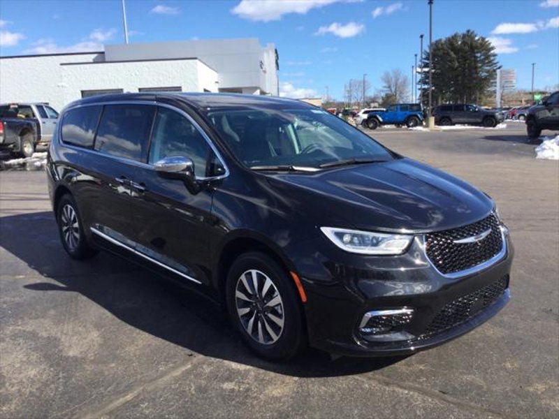 Certified 2023 Chrysler Pacifica Limited w/ Uconnect Theater Family Group image 1