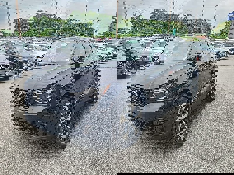 Certified 2025 Volvo XC40 B5 Plus w/ Protection Package Premier image 1