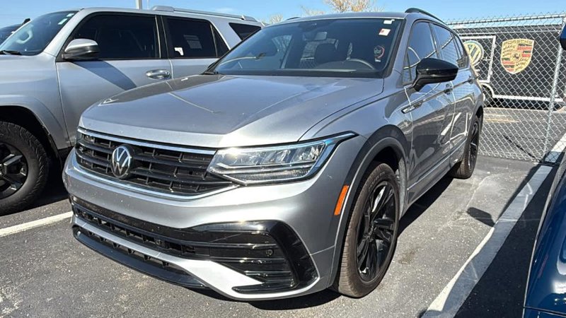 Used 2024 Volkswagen Tiguan SE R-Line image 1