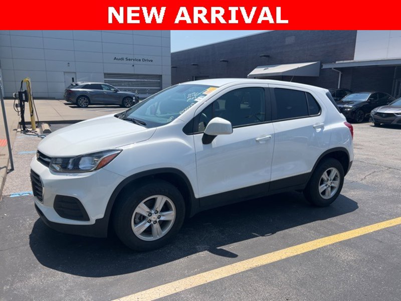 Used 2022 Chevrolet Trax LS w/ Tint and Cruise Package image 1