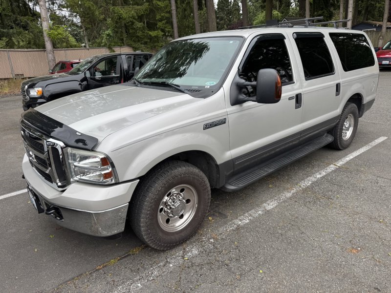 Used 2005 Ford Excursion XLT image 1