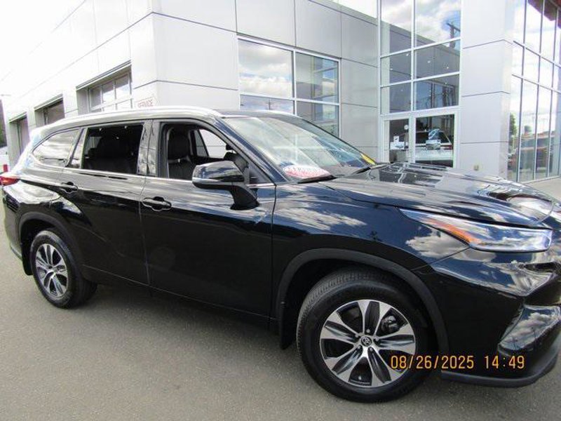 Certified 2021 Toyota Highlander XLE image 1
