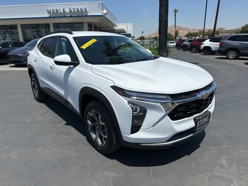 Used 2025 Chevrolet Trax LT w/ Driver Confidence Package image 1