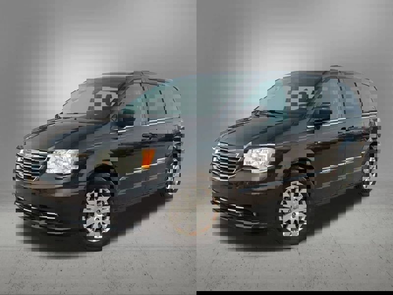 Used 2014 Chrysler Town & Country Touring image 1