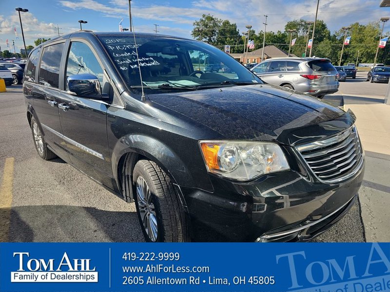 Used 2015 Chrysler Town & Country Touring-L w/ Trailer Tow Group image 1