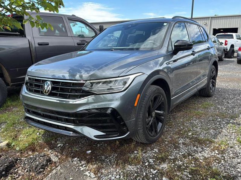 Used 2023 Volkswagen Tiguan SE R-Line image 1