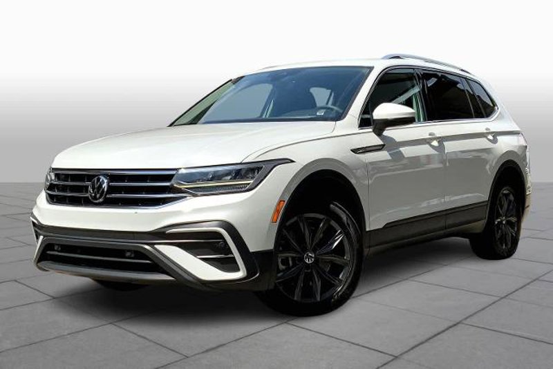 Used 2023 Volkswagen Tiguan SE w/ Panoramic Sunroof Package image 1