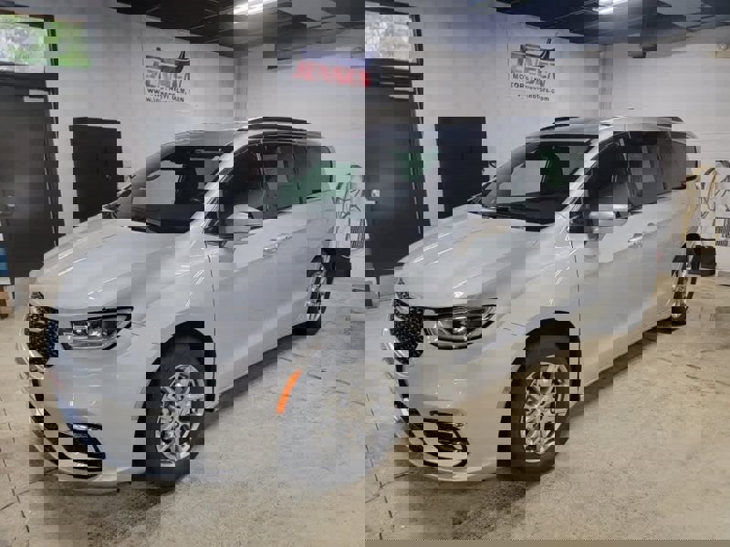 Certified 2022 Chrysler Pacifica Touring image 1