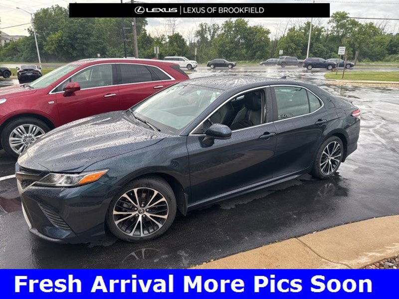 Used 2020 Toyota Camry image 1