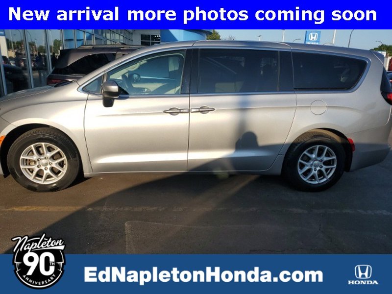 Used 2017 Chrysler Pacifica Touring image 1