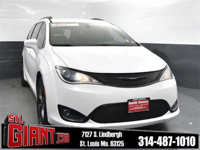 Certified 2018 Chrysler Pacifica Touring-L w/ Premium Audio Group image 1