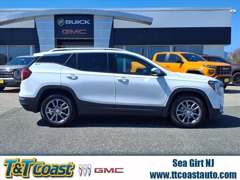Certified 2022 GMC Terrain SLT w/ Infotainment Package II image 1