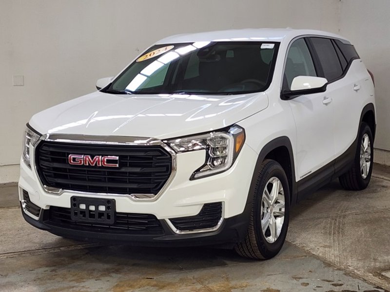 Used 2024 GMC Terrain SLE image 1