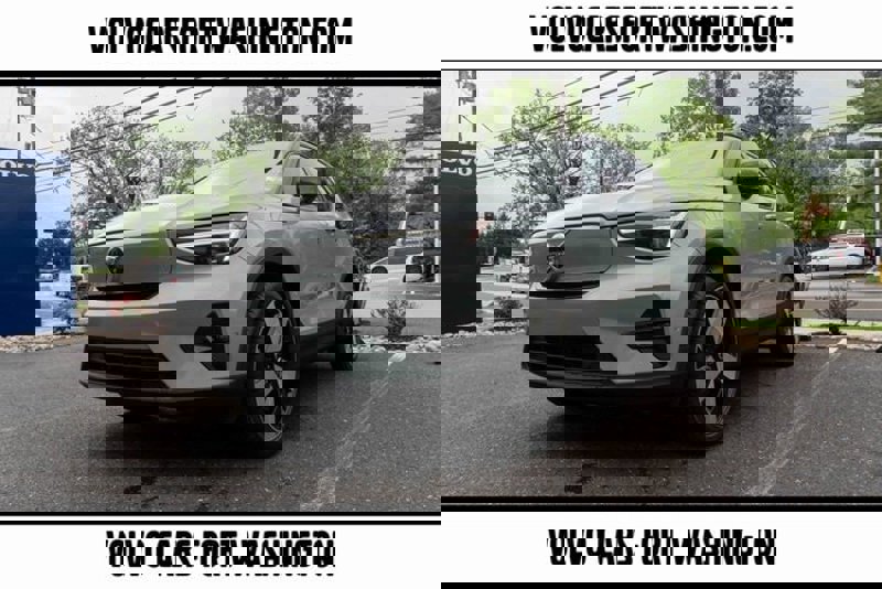 Certified 2024 Volvo XC40 B5 Plus image 1