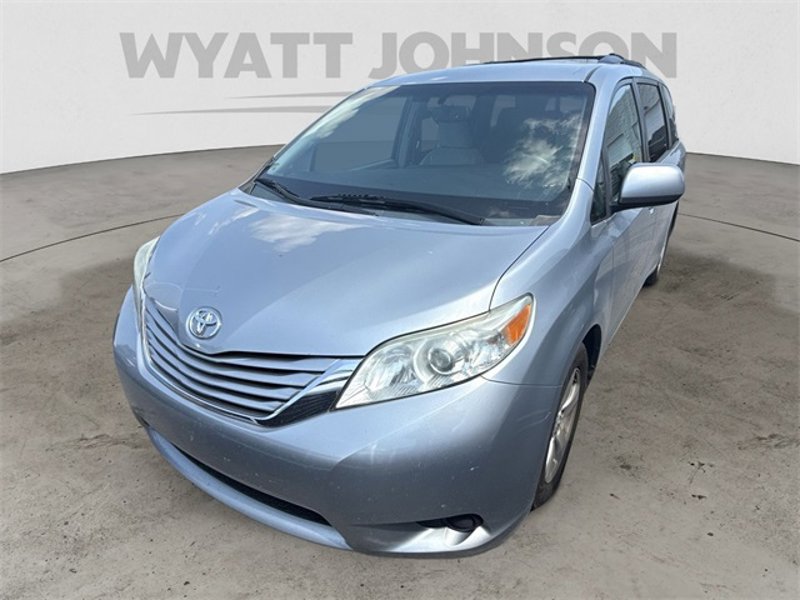 Used 2015 Toyota Sienna LE image 1