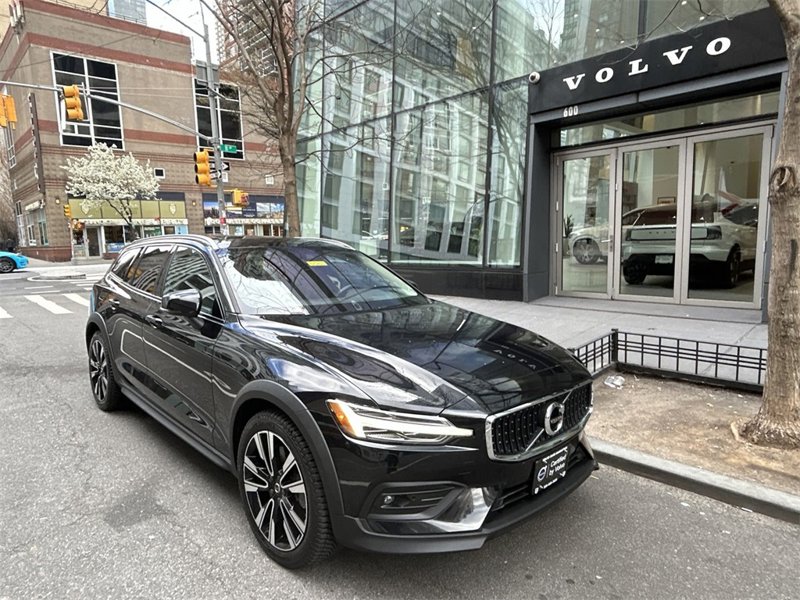 Certified 2022 Volvo V60 T5 Cross Country image 1