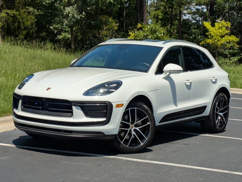 Certified 2024 Porsche Macan image 1