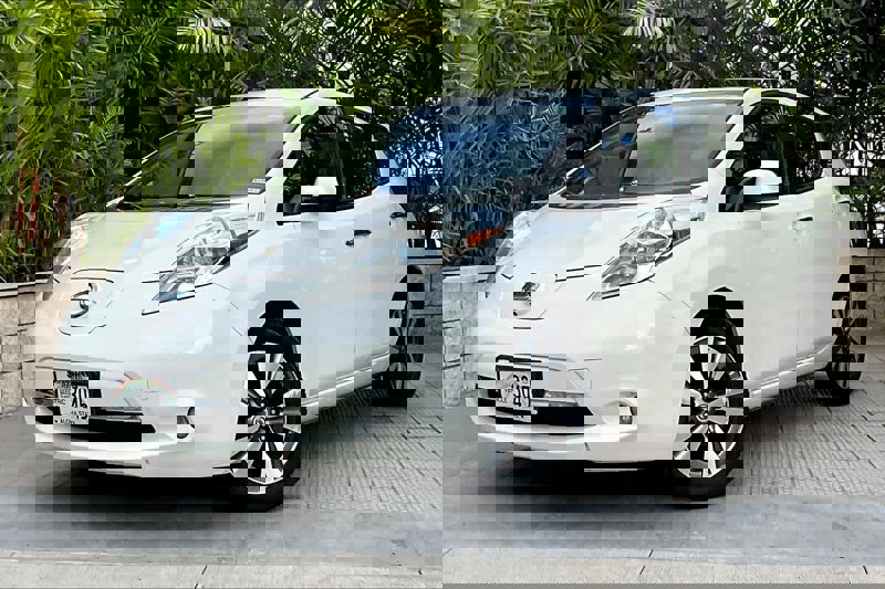 Used 2013 Nissan Leaf SL w/ Premium Pkg image 1