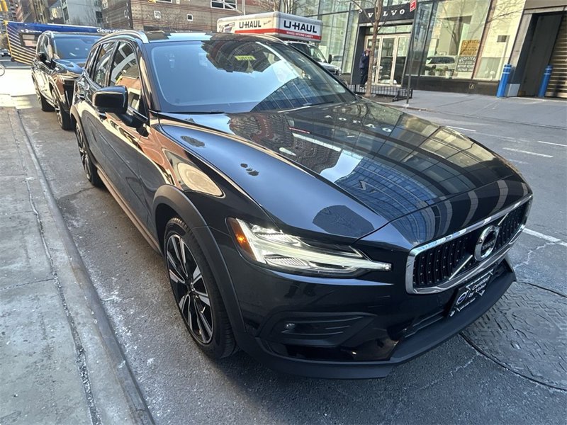 Certified 2022 Volvo V60 T5 Cross Country w/ Climate Package image 1