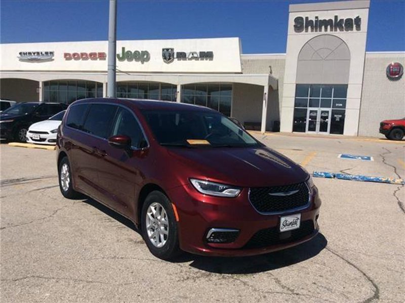 Certified 2023 Chrysler Pacifica Touring-L image 1