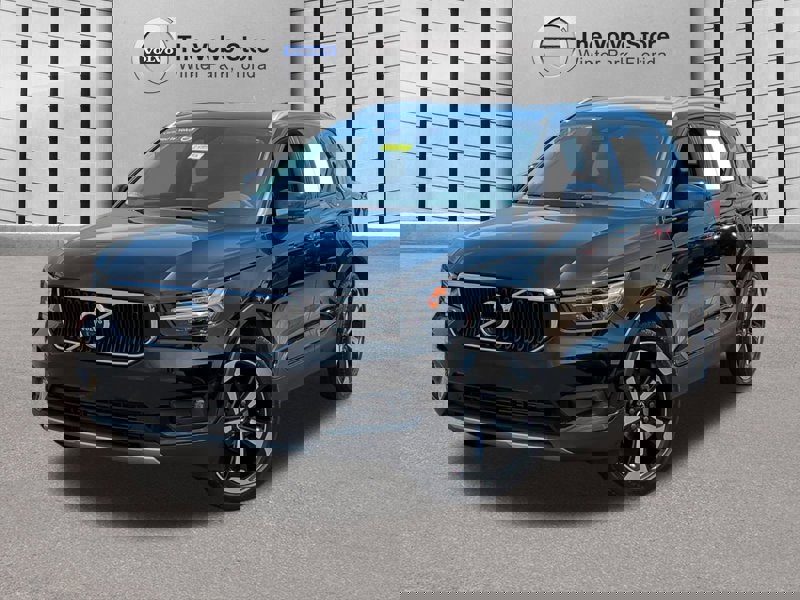 Certified 2022 Volvo XC40 T4 Momentum w/ Premium Package image 1