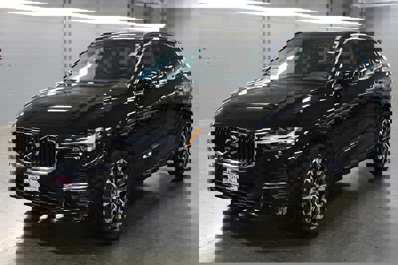 Certified 2022 Volvo XC60 B5 Momentum w/ Advanced Package image 1