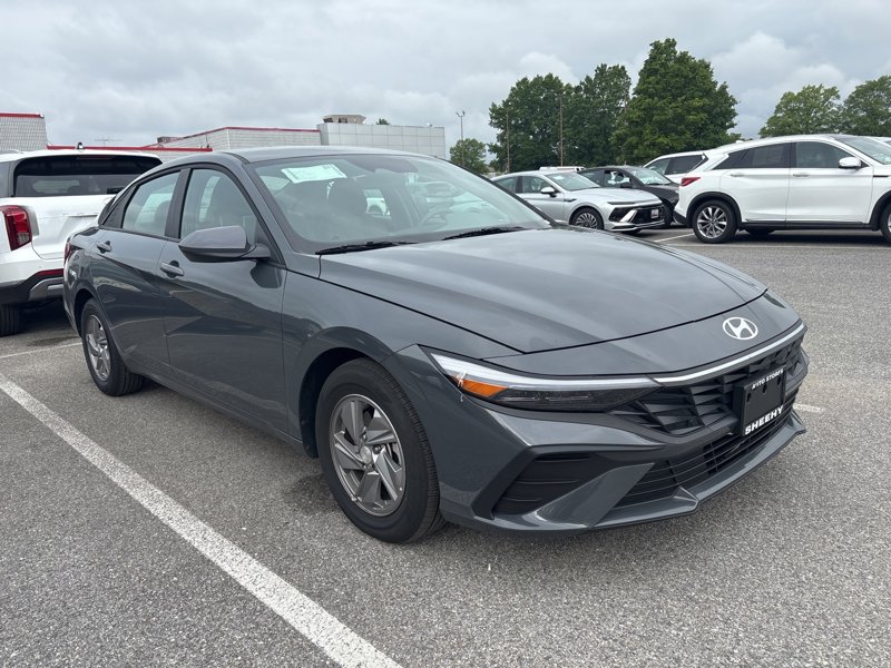 Certified 2025 Hyundai Elantra SE image 1