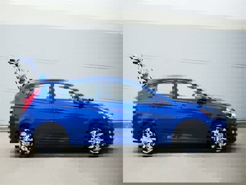 Used 2012 Hyundai Accent SE image 1