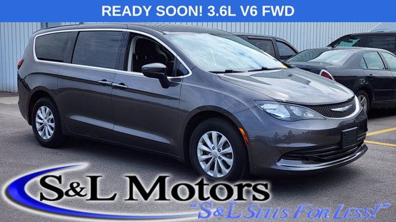 Used 2017 Chrysler Pacifica Touring w/ Tire & Wheel Group image 1