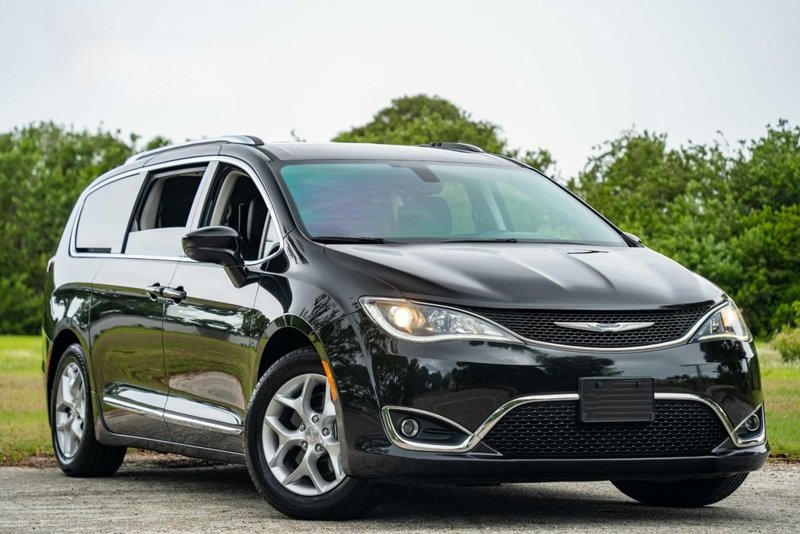 Used 2018 Chrysler Pacifica Touring-L Plus w/ Tire & Wheel Group image 1