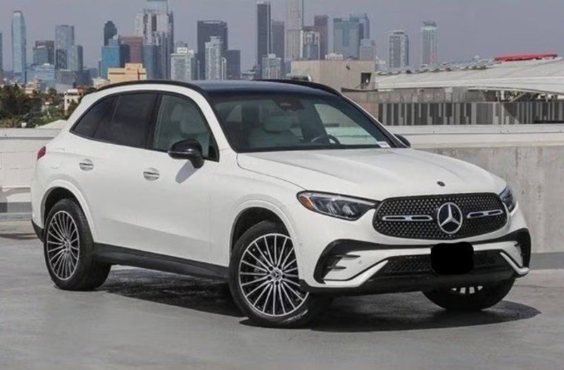 Used 2024 Mercedes-Benz GLC 300 4MATIC image 1