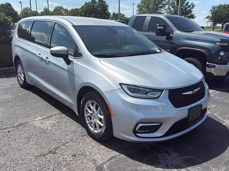 Used 2023 Chrysler Pacifica Touring-L image 1