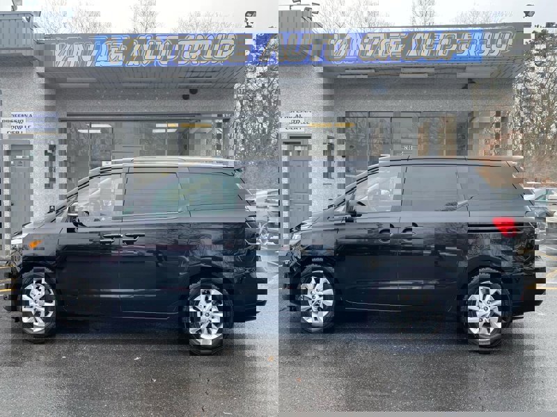 Used 2017 Kia Sedona LX image 1