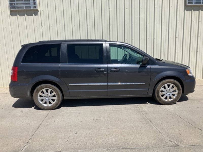 Used 2016 Chrysler Town & Country Touring image 1