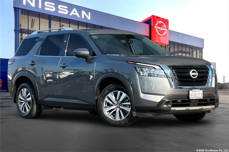 Certified 2023 Nissan Pathfinder SL image 1