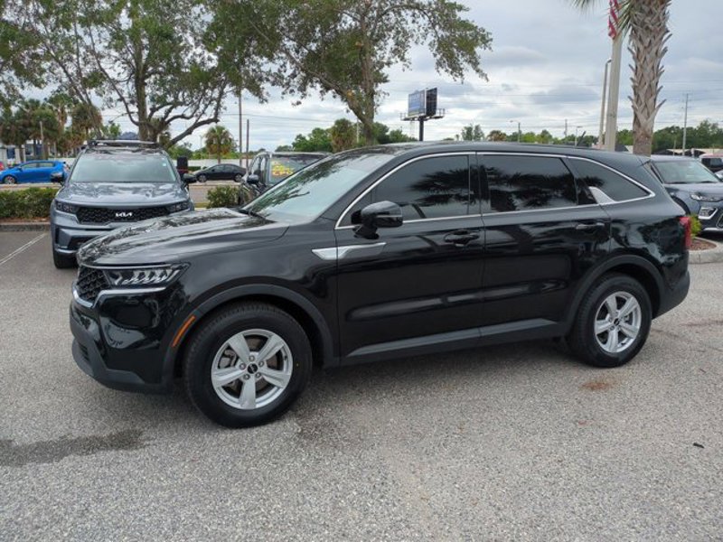 Certified 2023 Kia Sorento LX image 1