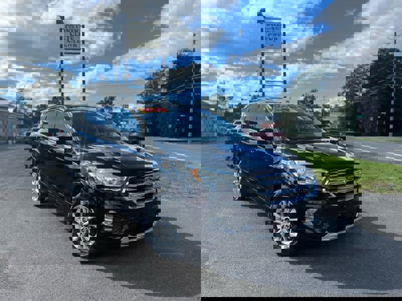 Used 2017 Ford Escape SE w/ SE Cold Weather Package image 1