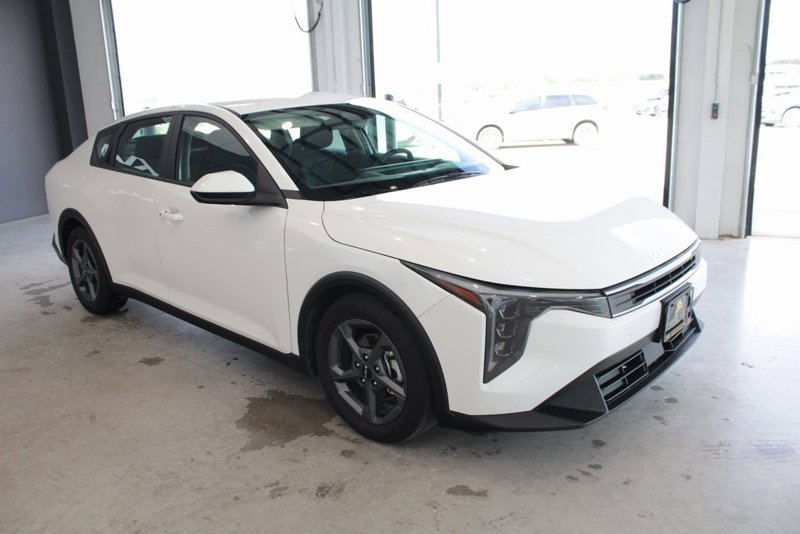 Certified 2025 Kia K4 image 1