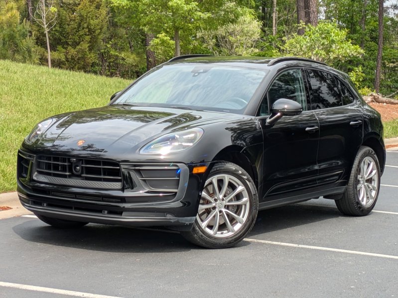 Certified 2022 Porsche Macan image 1