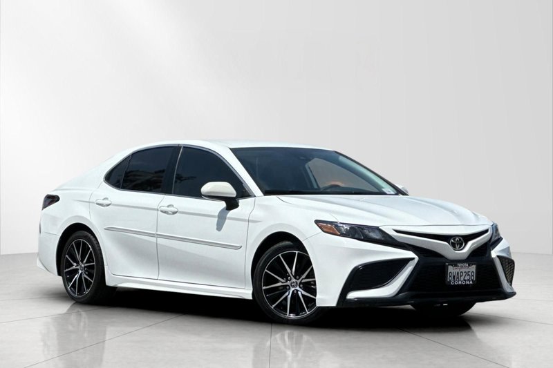 Used 2021 Toyota Camry SE image 1