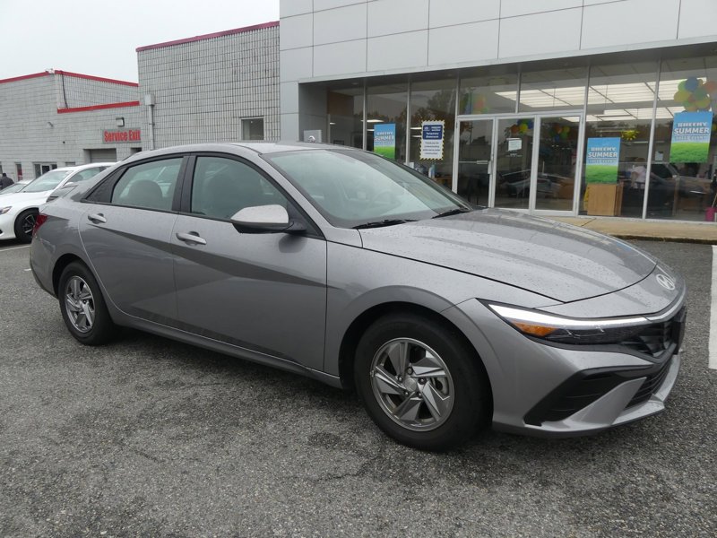 Certified 2025 Hyundai Elantra SE image 1
