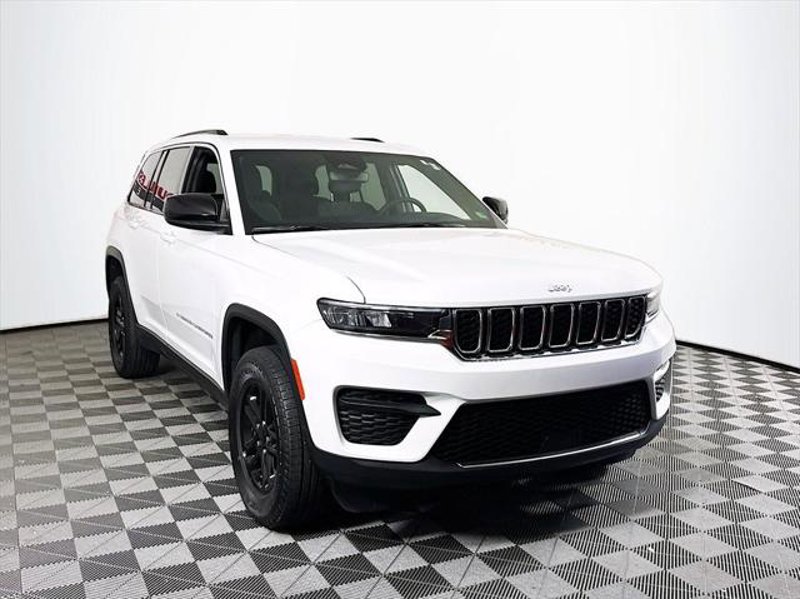 Certified 2024 Jeep Grand Cherokee Laredo image 1