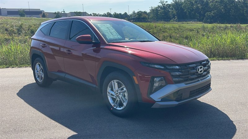 Certified 2025 Hyundai Tucson SE image 1
