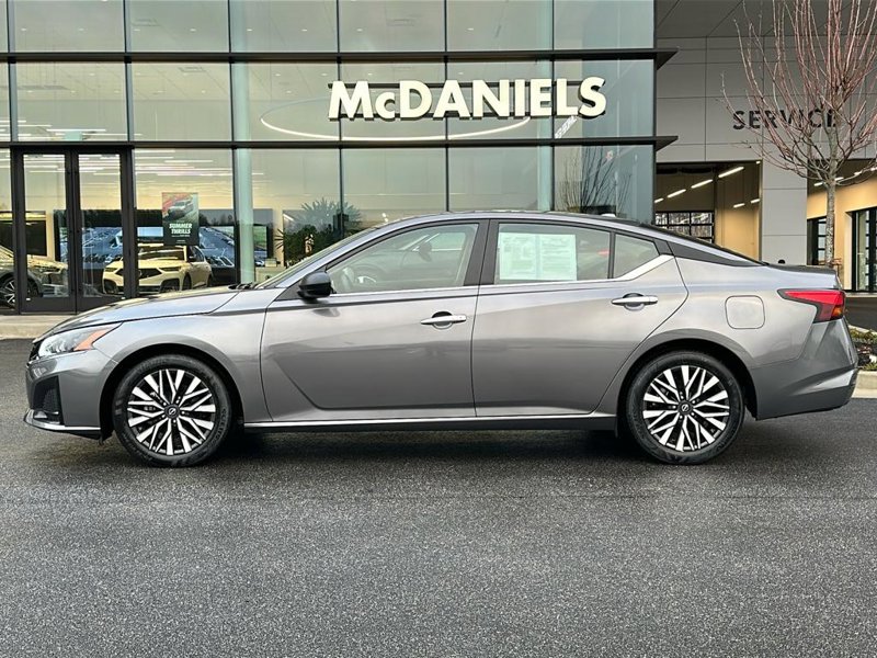 Used 2024 Nissan Altima 2.5 SV image 1