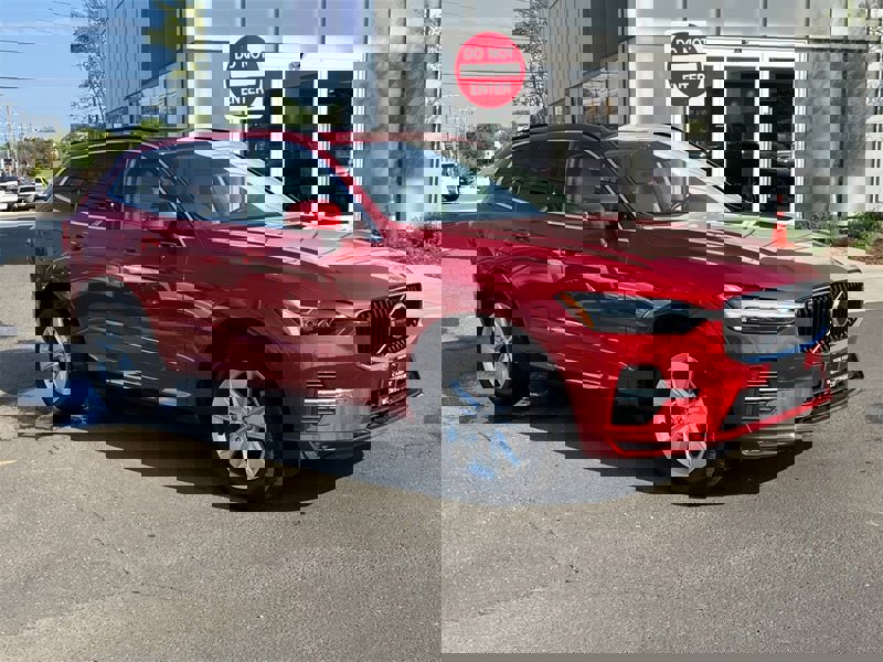 Certified 2022 Volvo XC60 B5 Momentum w/ Climate Package image 1