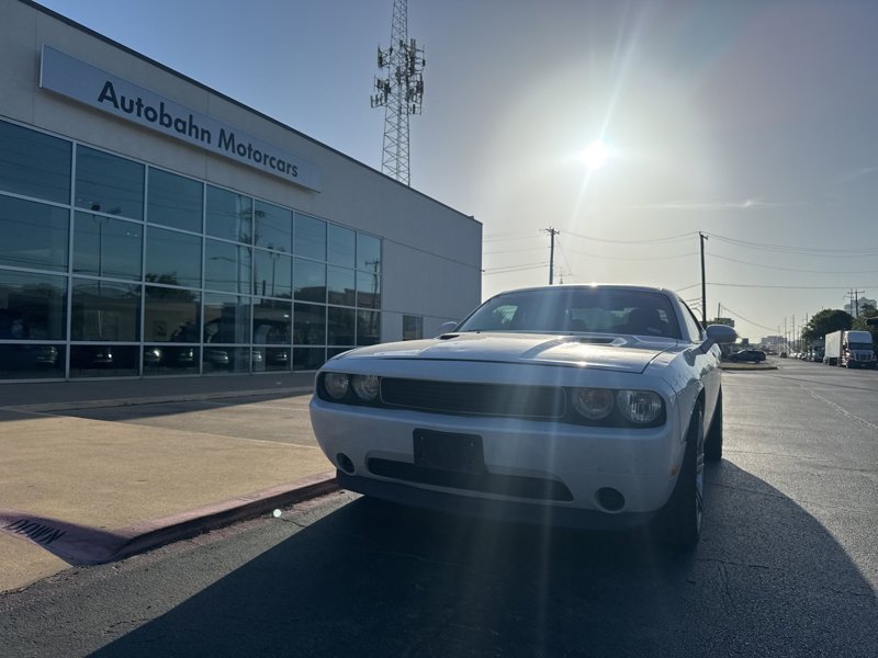 Used 2014 Dodge Challenger SXT image 1