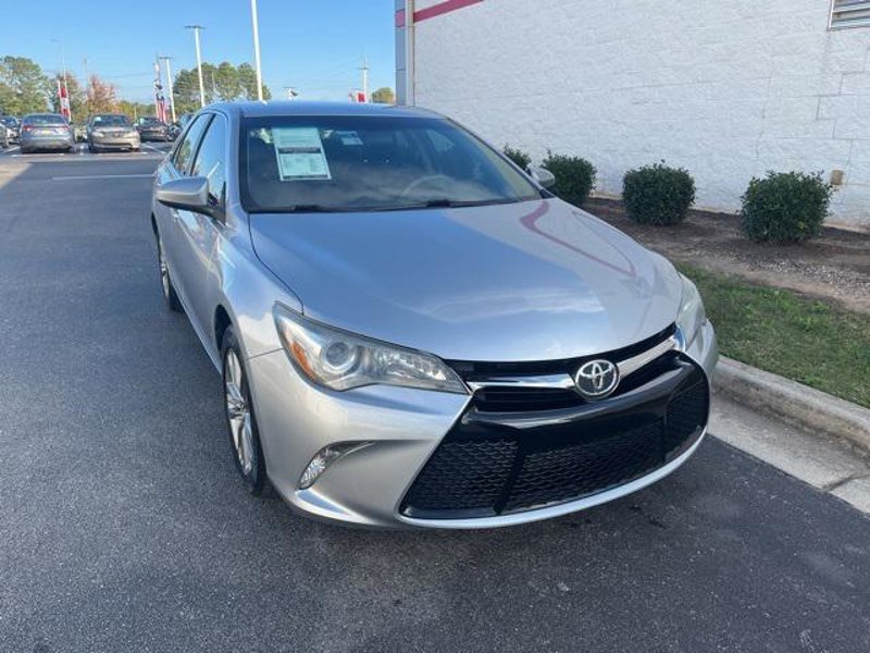 Used 2017 Toyota Camry SE image 1